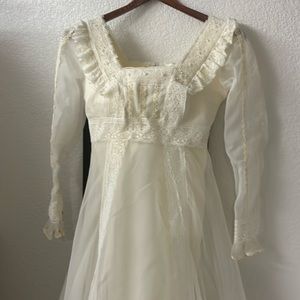 Vintage 1975 wedding dress. Size 3. Warn once size 2
